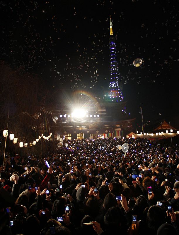 La Torre de Tokio, iluminada tras la llegada del 2011