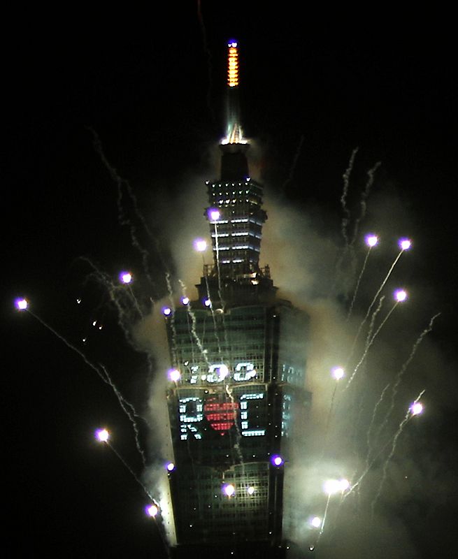 Fuegos artificiales en Taiwan: la torre Taipei 101 se ha iluminado con el 2011