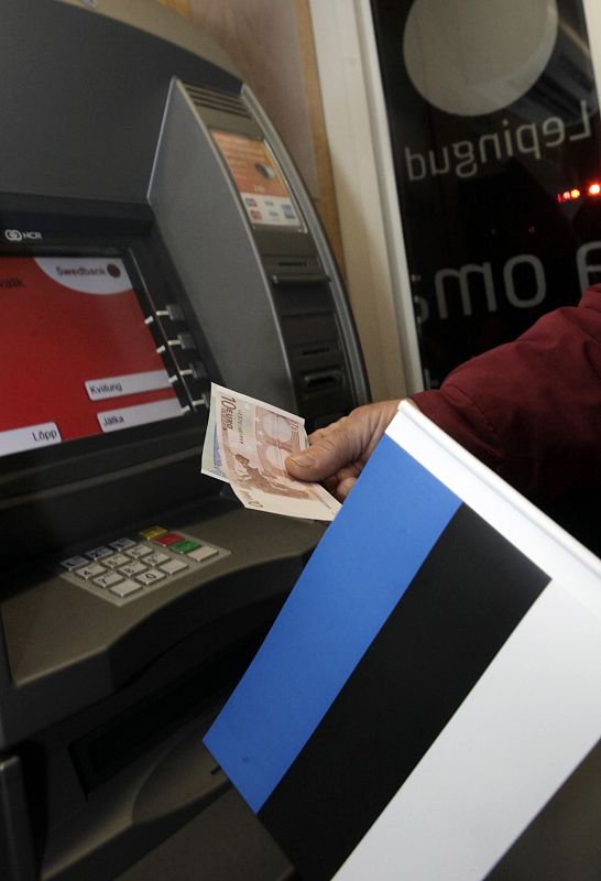 Los habitantes de Estonia ya han podido sacar billetes de euro de los cajeros
