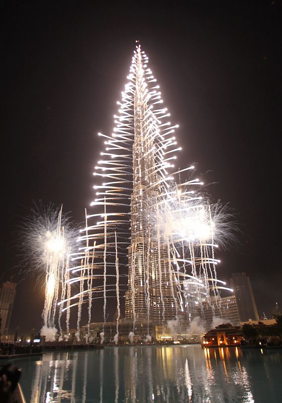 Vista de los fuegos artificiales alrededor del Burj Khalifa, el edificio más alto del mundo, con ocasión de la celebración de año nuevo en Dubai (Emiratos Árabes Unidos)