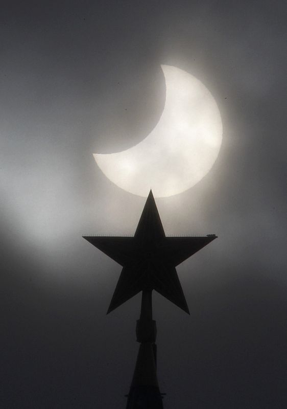 La estrella del Kremlin silueteada durante el eclipse parcial de Sol en Moscú (Rusia)