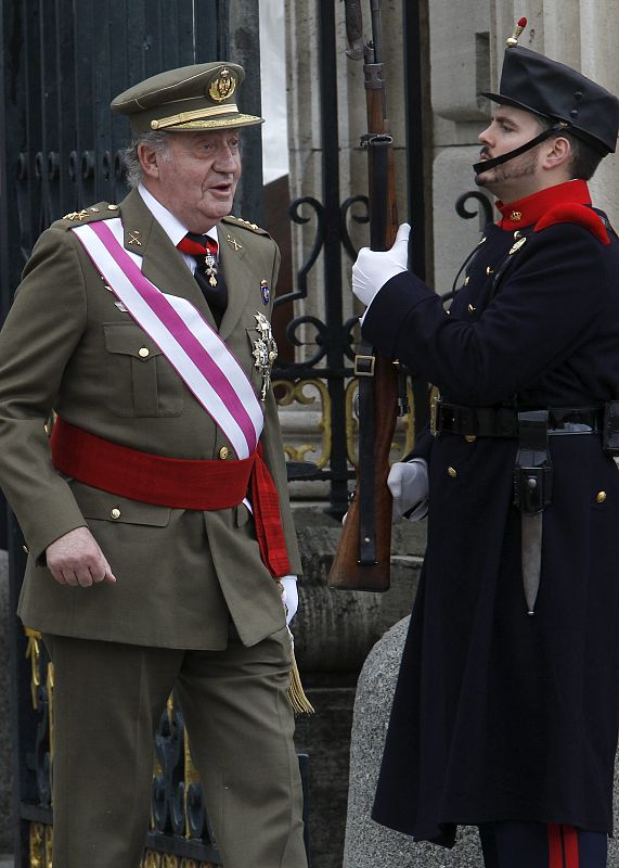 El rey Juan Carlos, a su llegada al Palacio Real para la celebración solemne de la Pascua Militar