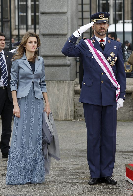 Los príncipes de Asturias escuchan el himno nacional en el Palacio Real, en Madrid