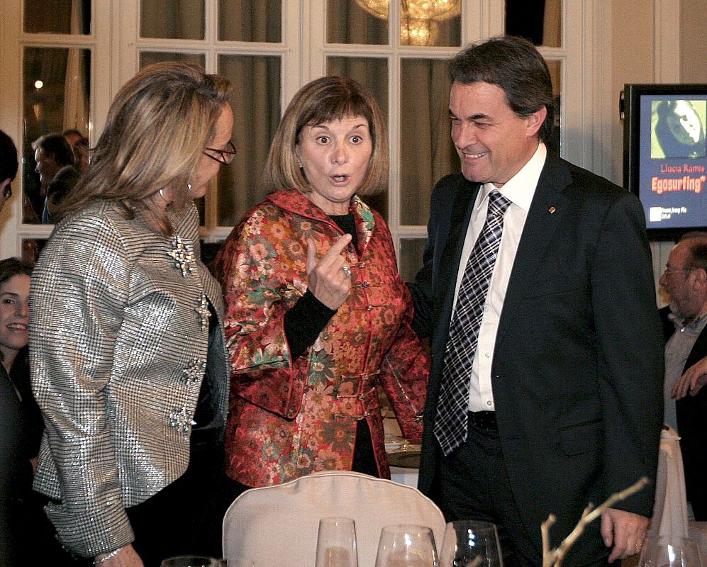 La escritora albaceteña afincada en Barcelona, Alicia Giménez Bartlett, acompañada por el President de la Generalitat, Artur Mas y su mujer Helena Rakosnik, tras recibir el Premio Nadal por su novela "Donde nadie te encuentre".