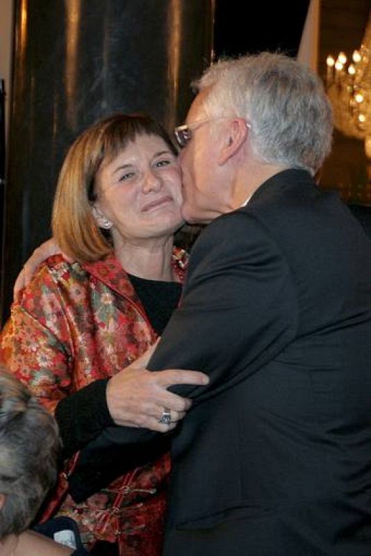 La escritora es felicitada por el conseller de Cultura, Ferran Mascarell. 