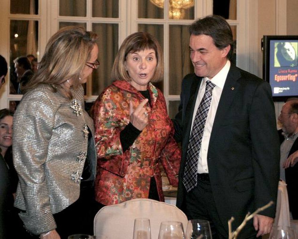 La escritora albaceteña afincada en Barcelona, Alicia Giménez Bartlett, acompañada por el President de la Generalitat, Artur Mas y su mujer Helena Rakosnik, tras recibir el Premio Nadal por su novela "Donde nadie te encuentre".