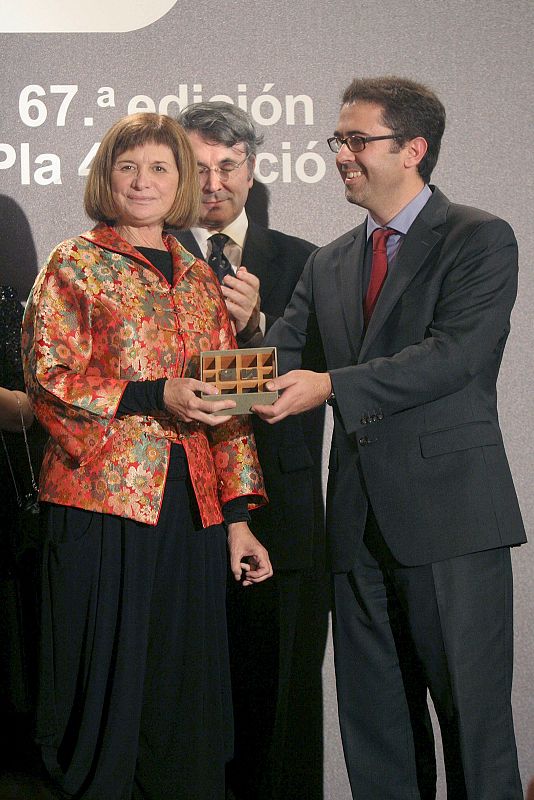 Alicia Giménez ha recibido el premio Nadal de manos del también escritor Emili Rosales.