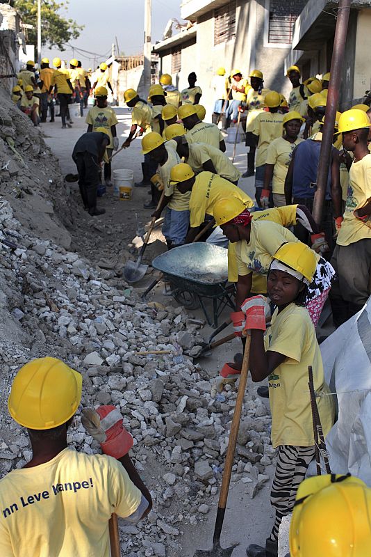 Trabajadores de USAID recogen escombros en Puerto Príncipe