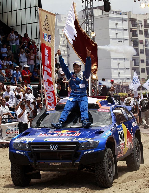 Nasser Al-Attiyah celebra el título subido a su coche.