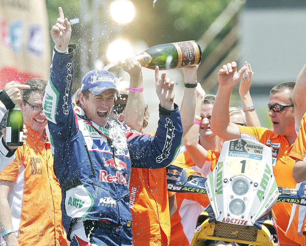 El piloto español Marc Coma celebra el primer puesto en su categoría.