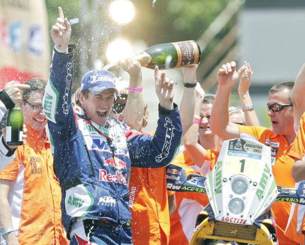 El piloto español Marc Coma celebra el primer puesto en su categoría.