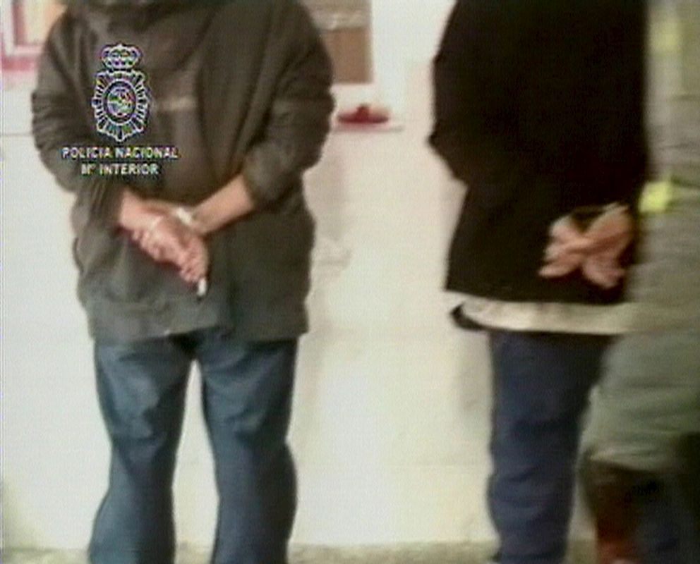 Imagen de dos de los 25 detenidos en la operación "Colapso".