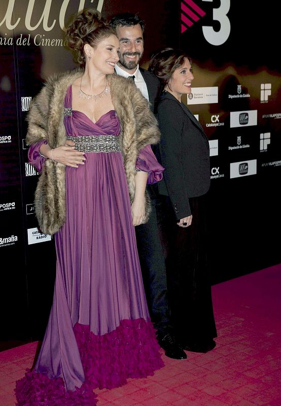 Los actores (i-d) Assumpta Serna, Santi Millán y Clara Segura, a su llegada a la gala de los Premios Gaudí celebrada esta noche en Barcelona.