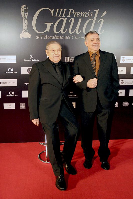 Los actores Jordi Dauder (i) y Enric Major, a su llegada a la gala de los Premios Gaudí celebrada esta noche en Barcelona.