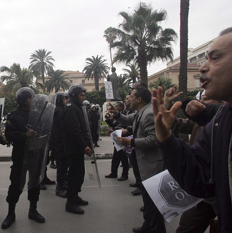 La policía tunecina se enfrenta a los manifestantes que protestan contra el nuevo Gobierno de unidad