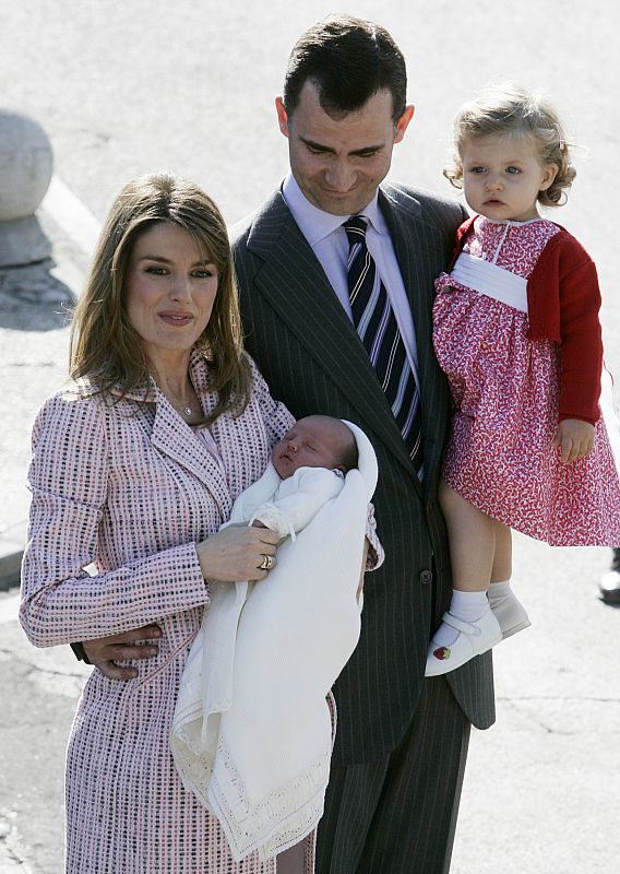 Los príncipes posan a las puertas del hospital en el que doña Letizia dio a luz a su segunda hija con las infantas Leonor y Sofía.