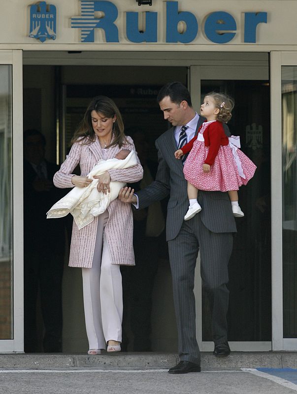 Don Felipe y Doña Letizia abandonan la clínica Ruber con la infanta Leonor y la recién nacida infanta Sofía.