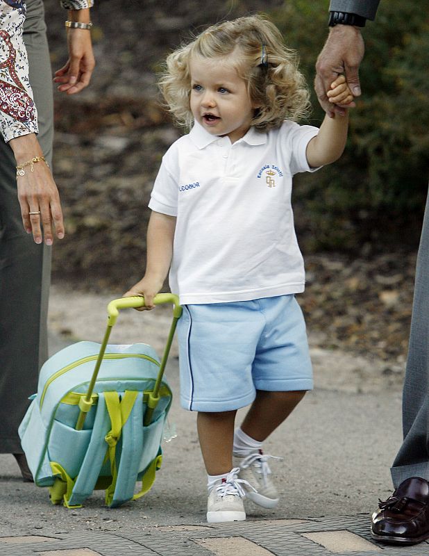 Tanto la princesa Letizia como el príncipe Felipe se han ocupado personalmente de llevar a sus hijas al colegio. En la imagen, de 2007, ambos acompañan a la infanta Leonor a la guardería.