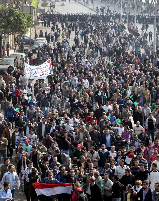 Miles de personas se han manifestado en el centro de El Cairo para exigir reformas democráticas y el final de la Ley de Emergencia, vigente desde 1981.