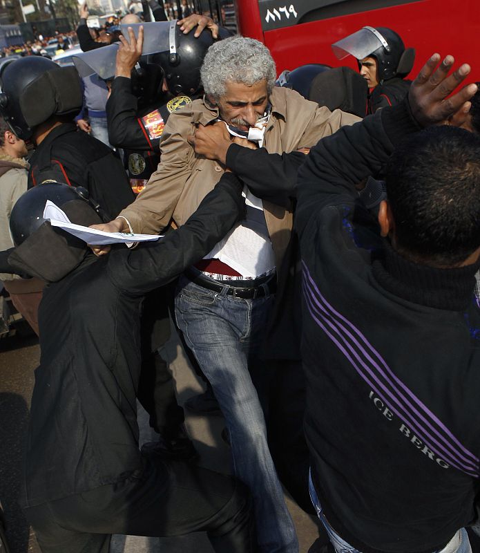 En total, unas 15.000 personas han participado en las manifestaciones convocadas en diversas partes de El Cairo.