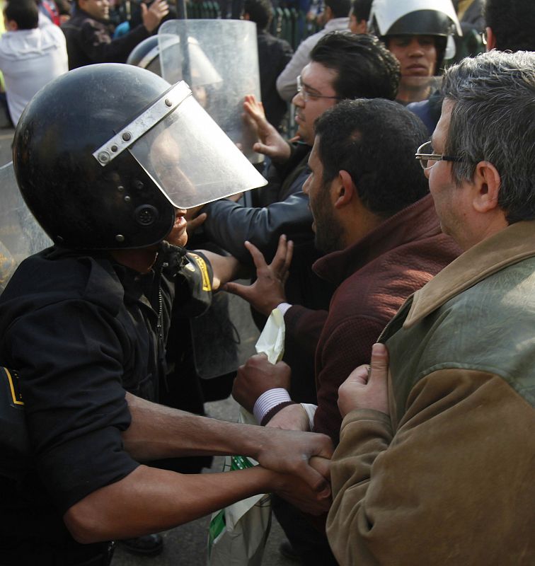 La policía ha disparod gases lacrimógenos y cañones de agua para dispersar a los manifestantes egipcios en El Cairo.