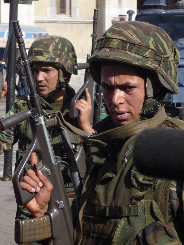 Militares vigilando las calles de Túnez