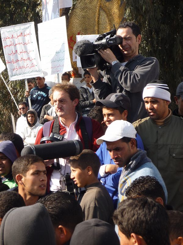 Carlos Dias Oliván y Juan Antonio Barroso rodando protestas en Sidi Bouzid