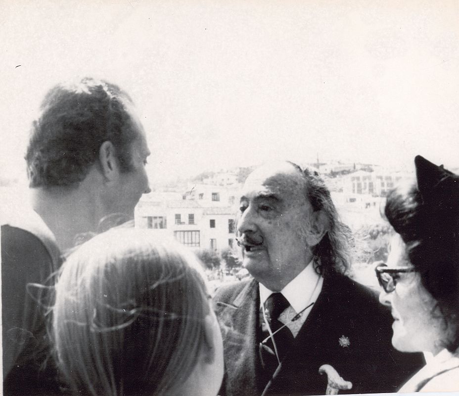 Don Juan Carlos, en Cadaqués junto al pintor Salvador Dalí.