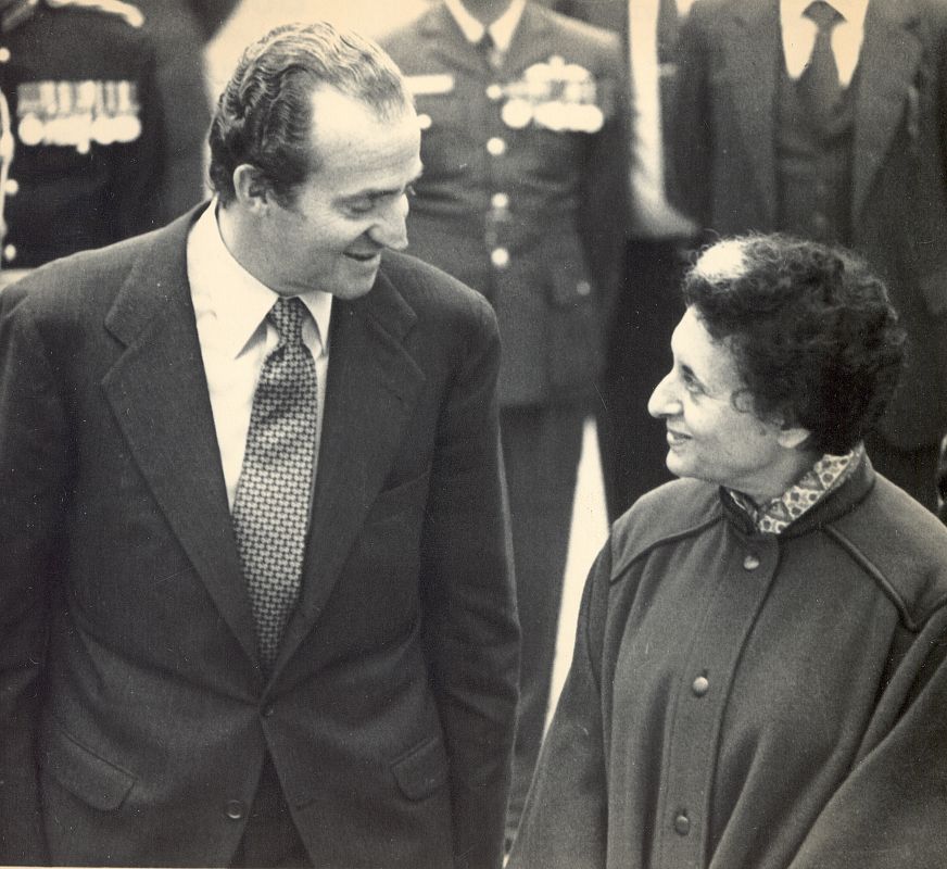 Don Juan Carlos con la primera ministra india Indira Ghandi.