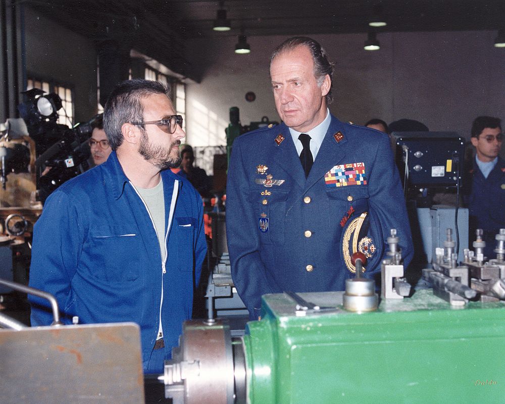 Don Juan Carlos, durante una visita a una fábrica.