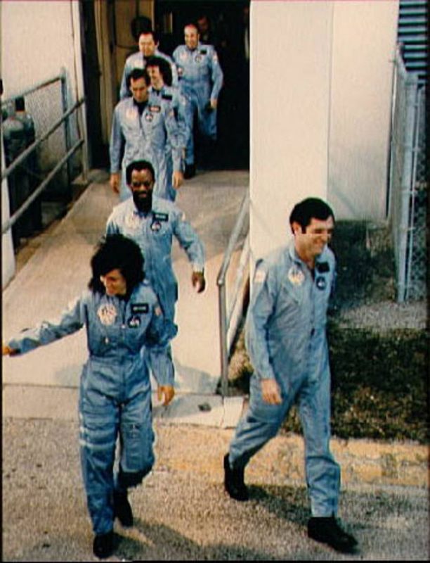 La tripulación dirigiéndose a la nave para el lanzamiento
