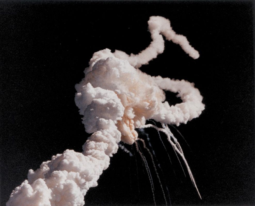 Momento exacto de la explosión del Challenger, el trágico accidente espacial en el que murieron sus siete tripulantes y conmocionó a Estados Unidos