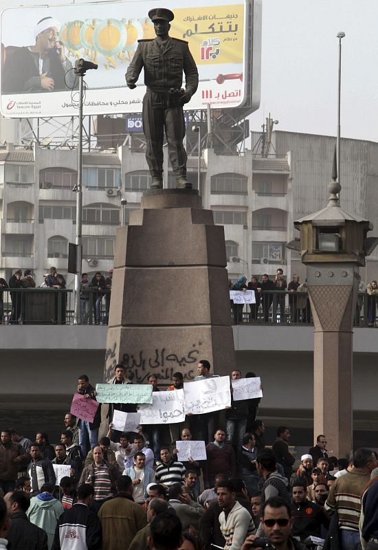 MILES DE EGIPCIOS VAN AL CENTRO DE EL CAIRO EN CLARO DESAFÍO A TOQUE DE QUEDA