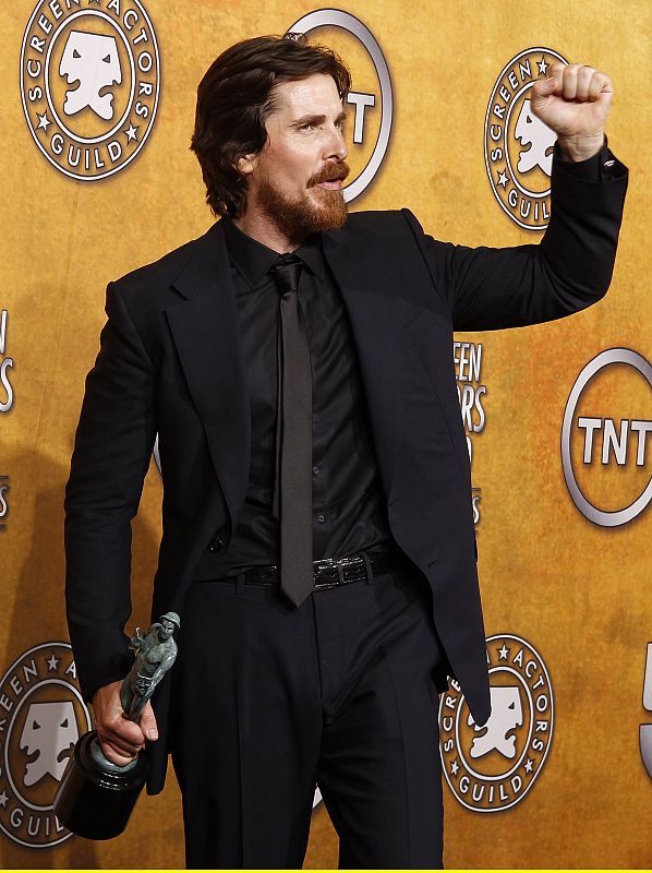 Christian Bale posa con el premio al mejor actor secundario conseguido por su papel en "The Fighter"