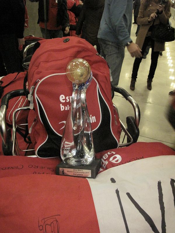 El trofeo ganado el domigo a los anfitriones llegaba con los jugadores.