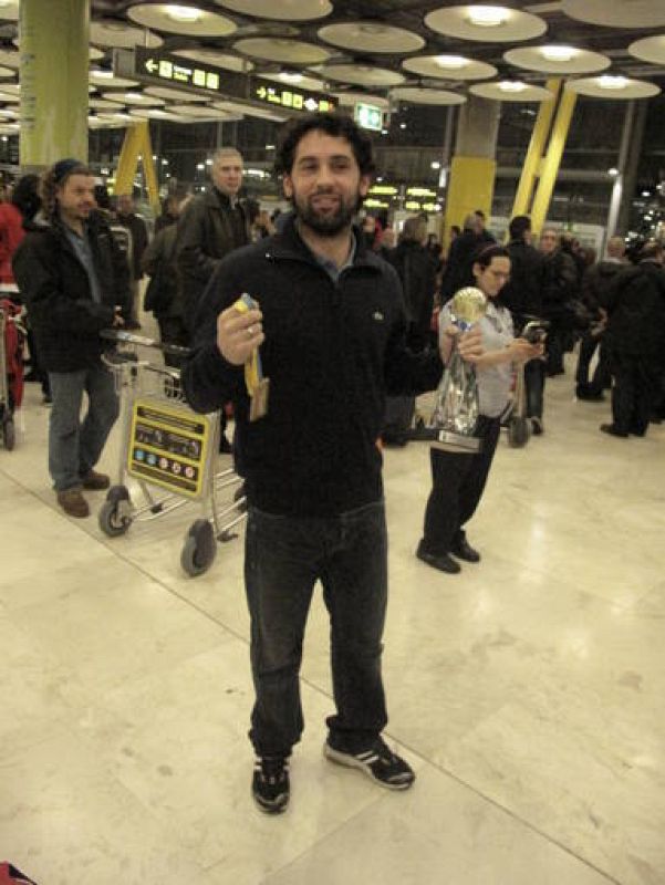Juanín García posa con el trofeo y con la medalla.