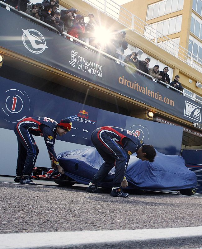 Los propios pilotos fueron los encargados de descubrir el velo del nuevo RB7 en el circuito valenciano Ricardo Tormo.