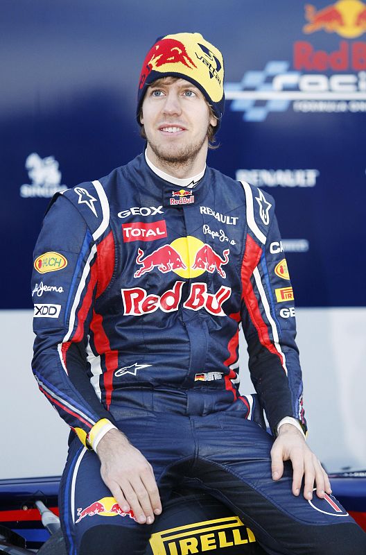 El campeón del mundo de 2011, Sebastian Vettel, se sienta sobre el nuevo RB7.