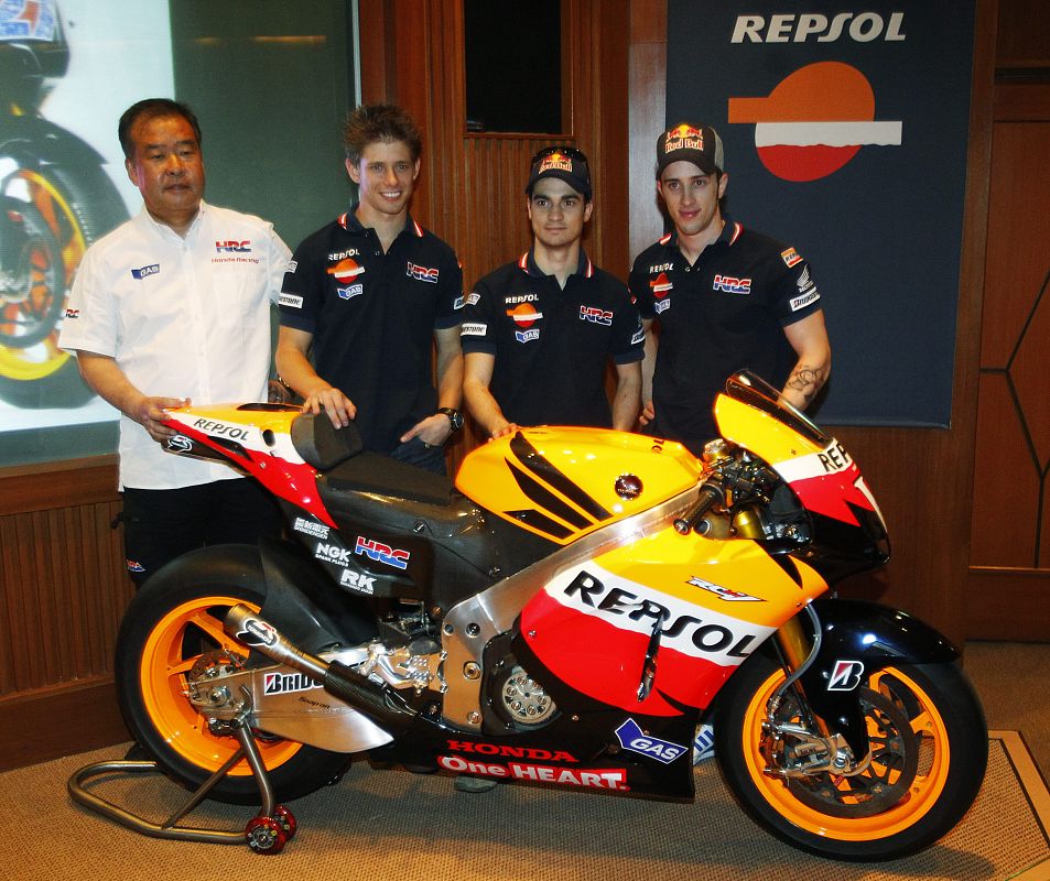 El fichaje de Honda, Casey Stoner, posa junto a la nueva RC212V 2011.