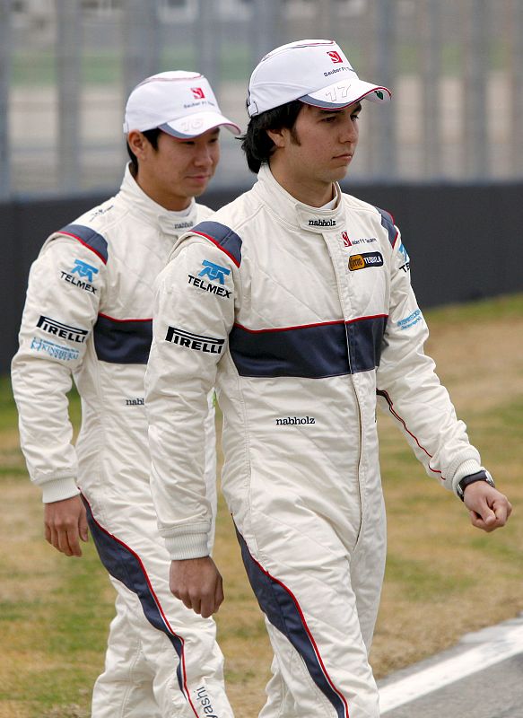 Los pilotos de la escudería Sauber, el japonés Kamui Kobayashi y el mexicano Sergio Pérez, durante la presentación del nuevo monoplaza con el que participarán en el Mundial de Fórmula Uno 2011.