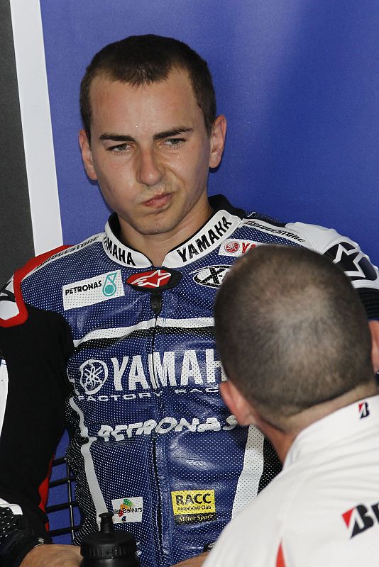 Jorge Lorenzo con gesto preocupado en el box de su equipo.