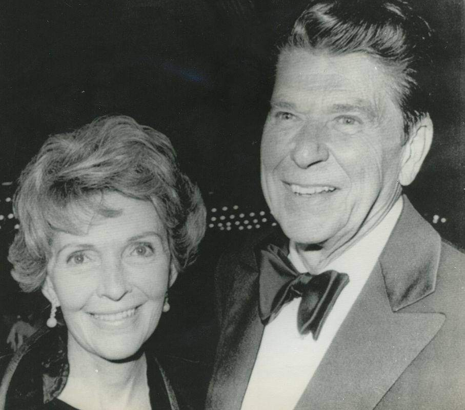 Reagan se casó en segundas nupcias con Nancy Davis en 1952, quien sería su esposa hasta el fallecimiento del político en 2004.