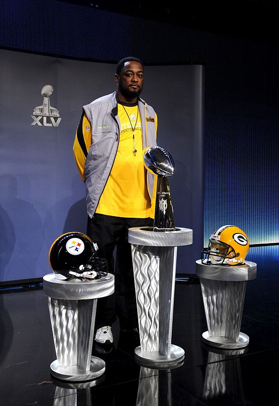 El entrenador de los Pittsburgh Steelers, Mike Tomlin, atiende a los medios durante la rueda de prensa de la Super Bowl