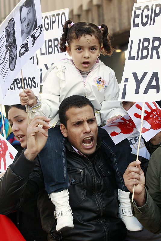 Anti-Mubarak protesters shout slogans to show their support for the anti-Mubarak demonstrations in Egypt, in Madrid