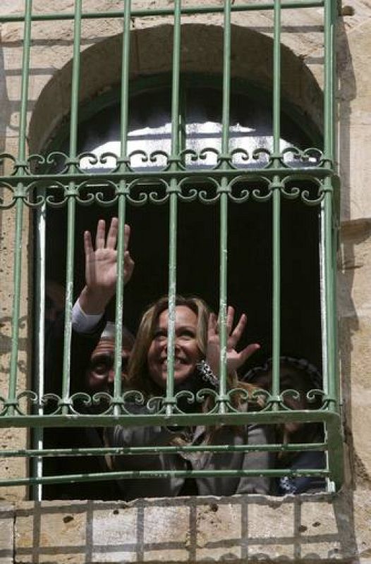 Trinidad Jiménez mira a través de una ventana enrejada en el casco viejo de Hebrón