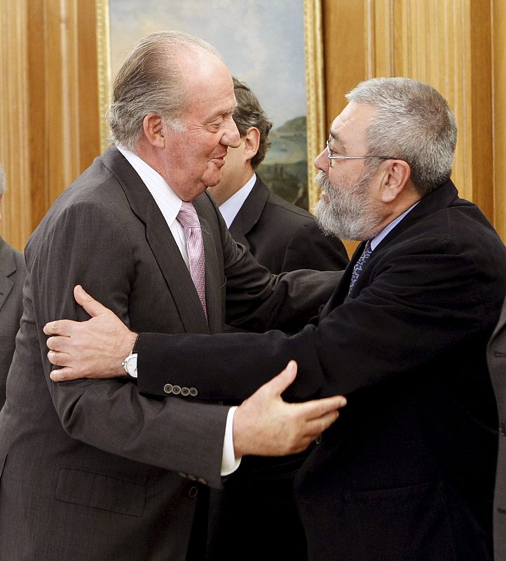 El Rey saluda al secretario general de UGT, Cándido Méndez, durante la audiencia en el Palacio de la Zarzuela a los interlocutores sociales firmantes del pacto social suscrito el pasado día 2.