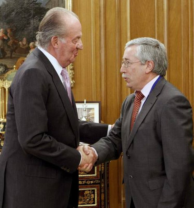El Rey saluda al secretario general de CCOO, Ignacio Fernández Toxo, durante la audiencia en el Palacio de la Zarzuela a los interlocutores sociales firmantes del pacto suscrito el pasado día 2.