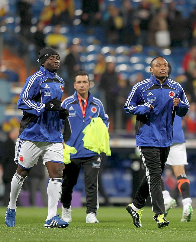 Los jugadores colombianos Zúñiga y Armero calientan antes del encuentro.