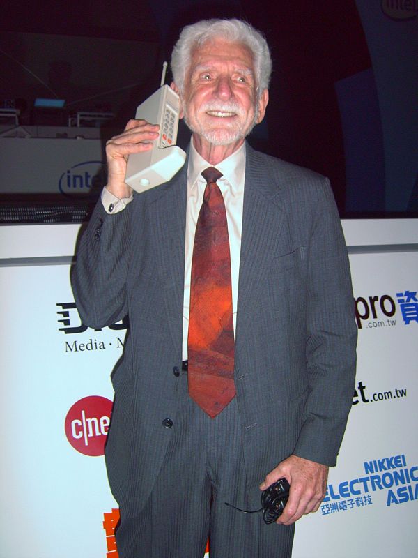 Martin Cooper, inventor del teléfono móvil, presenta el primer dispositivo en 1983.
