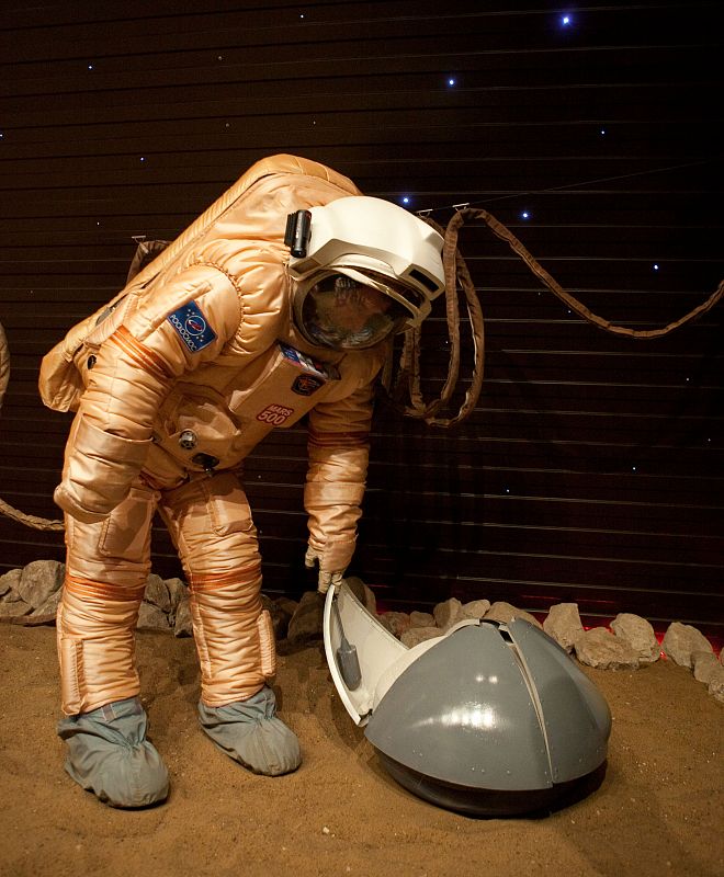 Uno de los tripulantes de Mars500 entrena con una maqueta de un módulo de aterrizaje